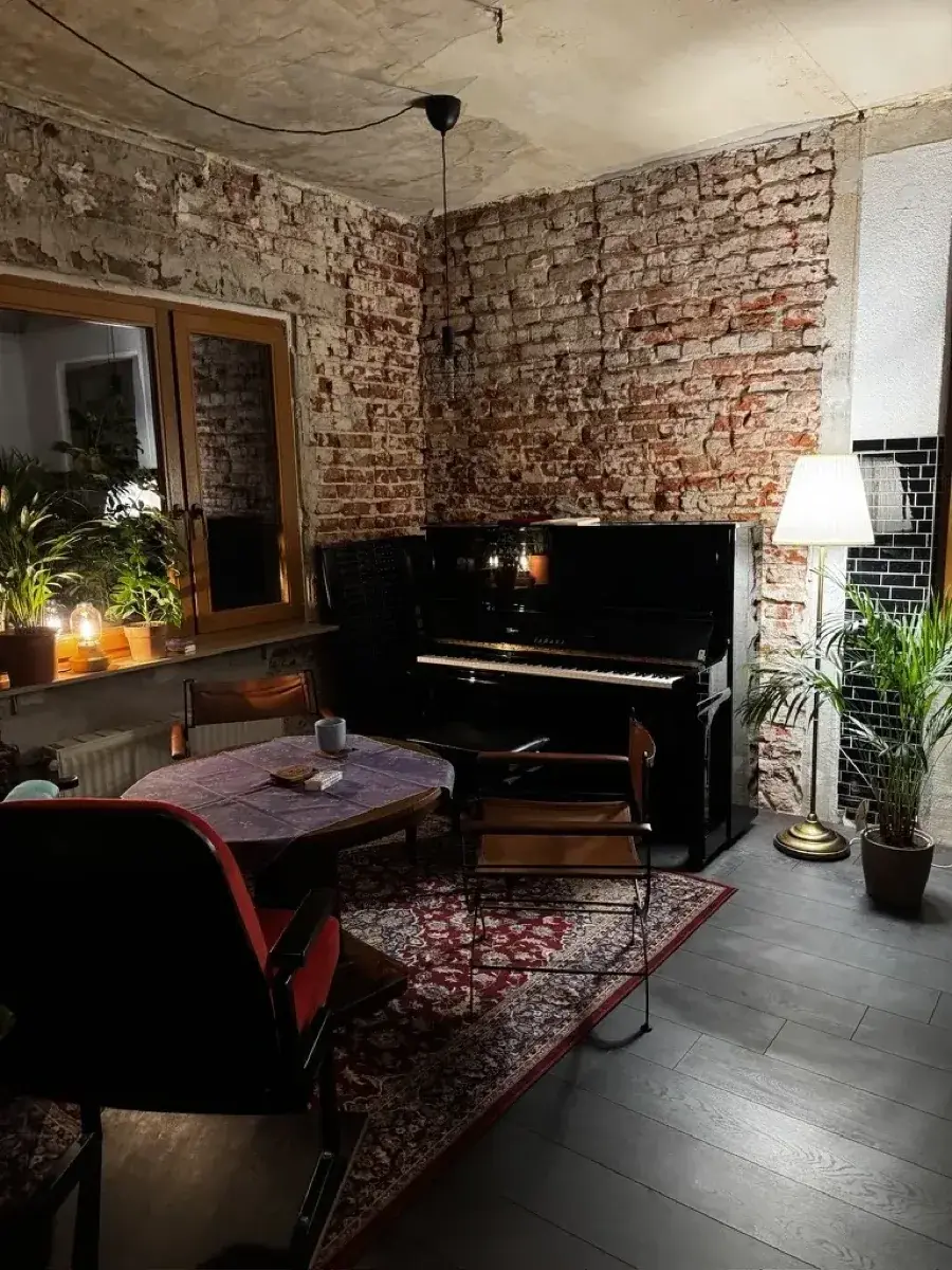 Piano Lounge mit Ziegelwand und Vintage-Möbeln im MJM Studio